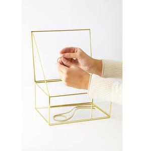 Joyero de cristal color dorado elegancia atemporal meticulosamente elaborado para elevar su exhibición de joyería con sofisticación y estilo - Product Image 1