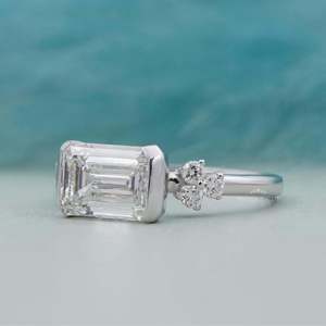 Bague de fiançailles en or blanc East West avec diamant taille émeraude serti clos, style élégant - Product Image 2