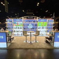 Stand d'exposition réutilisable rétroéclairé pour salon professionnel, avec caisson lumineux, étagères et comptoir