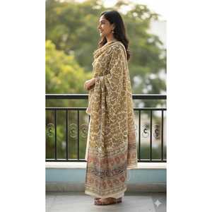 Estola de Algodón Voile Ancha con Diseño Kalamkari Rústico Pintado a Mano para Fiestas de Estilo Étnico - Product Image 3