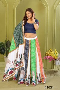 Lanzamiento del Nuevo Estilo Moderno de Lehenga Choli para Fiestas y Bodas, Tela de Rayón y Algodón Pesado con Estampado en Relieve, Secado Rápido, para Todas las Estaciones - Product Image 3