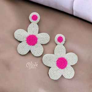 Pendiente de cuentas de moda único hecho a mano con bordado detallado ingenioso punto de cruz y costura arte de pendiente hecho a mano - Product Image 1