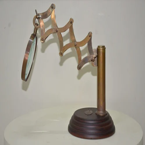 Loupe décorative en laiton avec gravure, support incurvé et base en bois, design vintage disponible au prix de gros. - Product Image 4