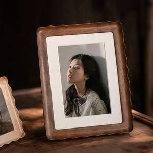 Cadre photo minimaliste en bois pour une décoration intérieure épurée, à fixer au mur ou à poser sur une table, texture de bois naturel - Product Image 5