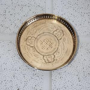Bandeja de Servicio de Latón Macizo de Alta Calidad para Desayuno o Banquete, Diseño Floral, Bandeja Redonda de Latón Martillado Hecha a Mano - Product Image 4