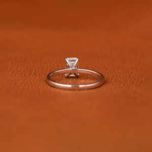 Estilo de moda Esmeralda corte laboratorio cultivado diamante solitario anillo de compromiso 18K chapado en oro sólido IGI certificado anillo de regalo para mujer - Product Image 4