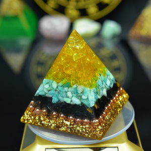 Pyramide de guérison en orgonite naturelle, belle, faite à la main, respectueuse de l'environnement, avec des copeaux de citrine, d'agate noire et de perle, base avec logo - Product Image 2