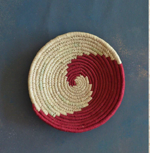 Assiette murale en herbe moonj tissée à la main en orange et naturelle avec un motif sunburst. Disponible aux prix de gros. - Product Image 4