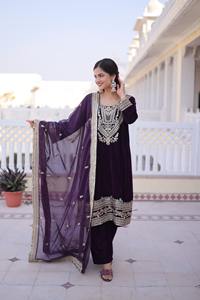 Traje Salwar de Estilo Indio y Pakistaní, Material de Terciopelo, Lentejuelas, Bordado con Hilo Zari, con Dupatta de Seda Tebby - Product Image 3