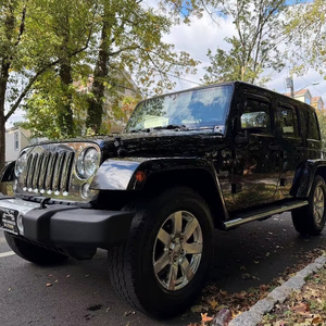 Clean 2014 Jeep Wrangler Unlimited Sahara Dirección Izquierda 4WD - Product Image 1