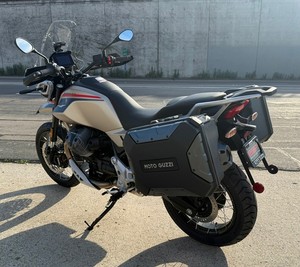 Motocicleta de Aventura Supersport V85-TT de Alto Rendimiento, Nueva, con Motor de Cuatro Tiempos, Inalámbrica/Batería, Origen Estadounidense - Product Image 2