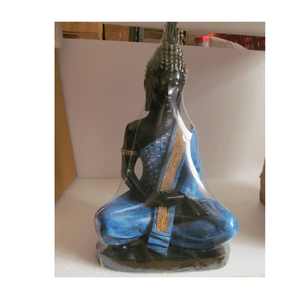 Una escultura de mármol espera bajo el cielo impasible, moldeada por la visión y sellada en la quietud de la verdad antigua. - Product Image 1