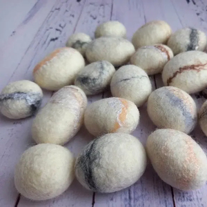 Esculturas suaves de lana de fieltro hechas a mano estilo bohemio serenidad colección de guijarros terrosos decoración de arte sostenible para el hogar personalizada - Product Image 4