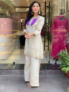 Doté d'un magnifique ensemble lourd magnifiquement décoré Brodé et fonctionnel, il est associé à un plazzo assorti - Product Image 3