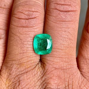 พลอยมรกตแซมเบียธรรมชาติที่รู้จักกันดีในเรื่องสีเขียวเข้มเหมาะสำหรับเครื่องประดับที่ประณีตสัญลักษณ์การประดิษฐ์ของพระราชพระคุณและความบริสุทธิ์ - Product Image 3