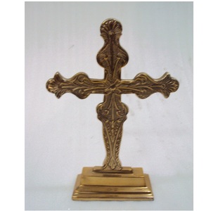 Croix en laiton doré de conception en relief avec piédestal pour décor de table de Noël - Product Image 1