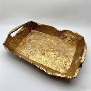 Bandeja de aluminio fundido manual Mystic Flow con cuerpo rectangular definido Acabado vintage y asas de estilo fluido para comedor de lujo - Product Image 4