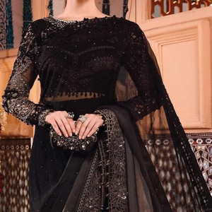 Robe longue de soirée de créateur pour femmes indiennes et pakistanaises, style boutique, avec applications brodées lourdes et plis, coupe trapèze ethnique - Product Image 4