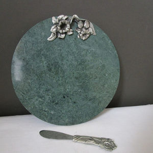 Tabla de Cortar Redonda de Mármol Verde con Diseño Floral, Mango Plateado, Tabla de Cocina Premium para Servir y Regalar, de la India - Product Image 1