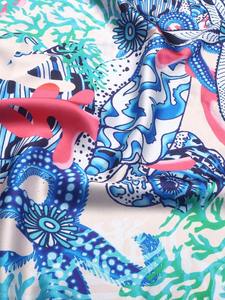 Tissu d'écharpe en satin imprimé personnalisé de haute qualité avec service d'étiquetage blanc pour la promotion et le marketing des entreprises - Product Image 5