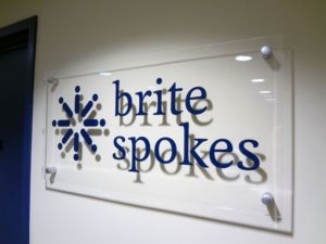 2025 prix d'usine Chic porte-enseigne mural Solution d'affichage élégante pour les logos, les promotions et les noms - Product Image 3