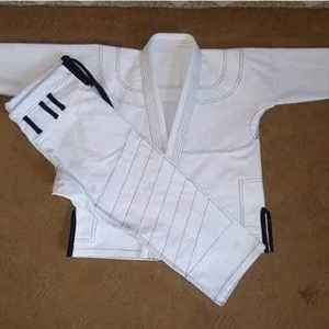 Uniforme de karaté personnalisable avec logo personnalisé pour vêtements d'arts martiaux et d'entraînement - Product Image 1