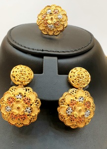 Gargantilla de joyería chapada en oro de 24 quilates con diseño vintage pintado a color. - Product Image 3