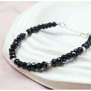Bracelet perlé plaqué or avec breloque spinelle noire et motif à billes, orné de pierres principales en zircon, onyx et perle, forme lune - Product Image 3