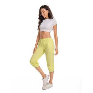 Pantalon de jogging court vert lime léger et ample, idéal pour le sport, le fitness et le yoga, avec cordon de serrage à la taille, en polyester extensible et doux, coupe capri - Product Image 3
