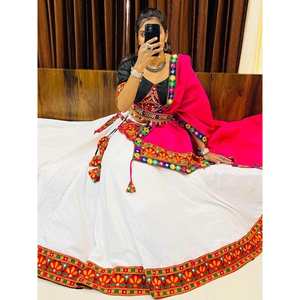 ชุดเลเฮนกาโชลีผ้าฝ้ายสีขาวสวยงาม ประดับด้วยงานกระจก ชุดสำหรับผู้หญิงใส่ในเทศกาลนาวราตรี - Product Image 5