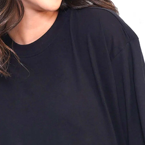 เสื้อยืดผู้หญิงทรงหลวมขนาดใหญ่ สกรีนโลโก้ตามสั่ง ขายส่ง สีขาว ผ้าถัก คอวี สวมใส่สบาย ยั่งยืน ผลิตจากผ้าฝ้ายออร์แกนิค 100% สไตล์สตรีทแวร์ - Product Image 3