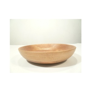 Bol de service en bois naturel avec garniture en écorce rustique idéal pour créer de charmants présentoirs de table ou servir du pain - Product Image 1