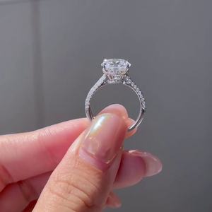Anillo de compromiso con halo de diamantes de laboratorio redondos de 3.00 quilates con certificación IGI, engaste tipo catedral, estilo elegante - Product Image 2
