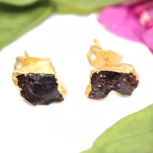 Pendientes de tuerca de granate galvanizado de oro joyería de piedra natal para enero - Product Image 1