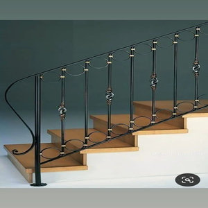 Rampe d'escalier en fer forgé avec un design rustique et artisanat forgé à la main pour des intérieurs modernes et traditionnels durables - Product Image 5