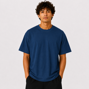 Elegante y sencilla, esta camiseta de ajuste clásico para hombre utiliza Algodón puro y diseño italiano para la transpirabilidad y la facilidad diaria azul oscuro - Product Image 1