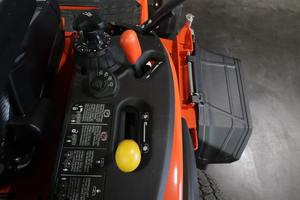 Tondeuse autoportée Kubota ZD1211-3-60 à rayon de braquage zéro en promotion |   Moteur diesel de 24,8 CV |   Plateau de coupe de 60 pouces |   Tondeuse à gazon commerciale - Product Image 3