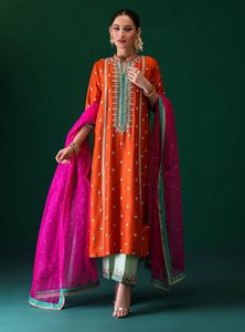 MAGNIFIQUE ROBE KURTA ORANGE, PANTALON ET CONTRASTE DUPPATA AVEC PERLES DE VERRE EN CRISTAL OMBELLISÉ, TRAVAIL DABKA pour Fête/MARIAGE = 2024 - Product Image 2