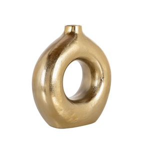 Elegante florero de metal en relieve para mesas de lujo y decoración del hogar con características de diseño atemporales - Product Image 4