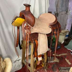 Ensemble de selle en cuir western avec décorations de barrel racing haut de gamme, en bois |   Quincaillerie en acier inoxydable façonnée à la main, couleur et taille personnalisables - Product Image 1