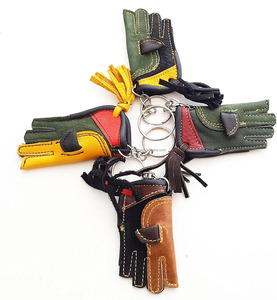 Llavero de guante de cetrería hecho a mano, accesorio de cuero elegante para cazadores y entusiastas de Raptor - Product Image 1