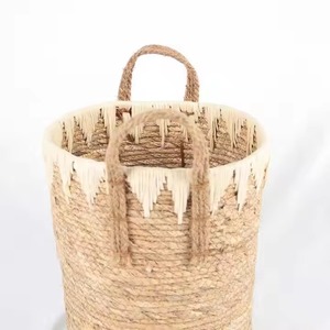 Panier de rangement écologique fait à la main en rotin jonc de mer tissé avec des poignées en rotin naturel de jacinthe d'eau panier à linge tissé en paille - Product Image 1