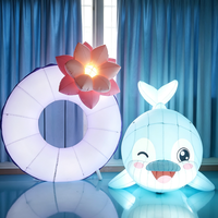 Ensemble de dauphins gonflables lumineux à LED personnalisés, anneau gonflable sur le thème de l'océan avec fleur de lotus