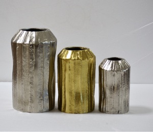 Article de vente chaud en aluminium personnalisé décoratif fait à la main classique unique Vases en relief de décoration florale - Product Image 3