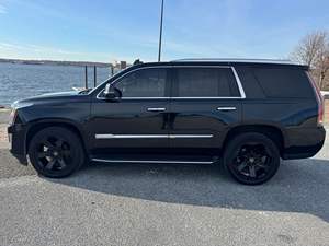 Escalade 2020 4WD Luxury con Motor V8 de 6.2 Litros, Tracción en las Cuatro Ruedas, Asientos de Tres Filas, Control de Suspensión Magnética - Product Image 2