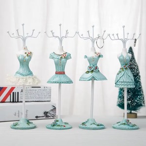 Soporte de joyería estilo vestido blanco con diseño elegante perfecto para exhibir collares, pulseras y pendientes para el hogar - Product Image 4