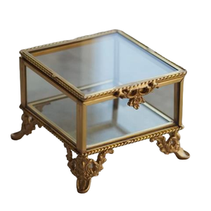 Joyero de vidrio transparente decorativo moderno posterior con marco de metal dorado de soporte para joyería y organización y decoración de maquillaje - Product Image 1