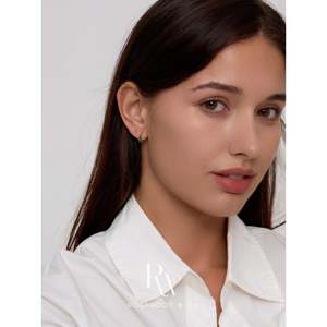 Orecchini a perno delicati in oro vermeil con serpente verde, orecchini a cerchio a forma di serpente ipoallergenici con pavé, regalo per lei - Product Image 1