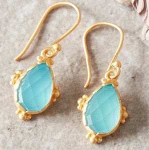 ต่างหูรูปลูกแพร์ที่สง่างามต่างหูแบบตะขอแขวนประดับด้วยพลอยคาลเซโดนีธรรมชาติต่างหูแบบเม็ดชุบทอง - Product Image 3