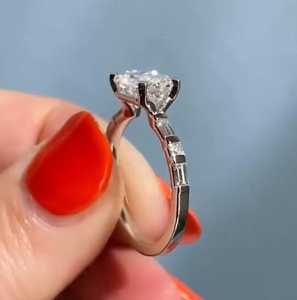 Bague de mariage originale en argent 925 Moissanite avec côtés taillés en émeraude et diamants taillés en baguette pour cadeau de mariée tendance - Product Image 5